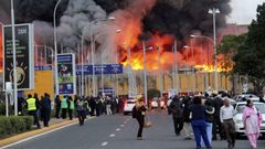 El fuego obliga a cerrar el aeropuerto de Nairobi