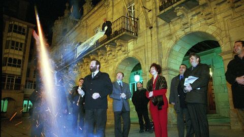 Orozco. lanzando un cohete el 30 de noviembre del 2000 ante otros concejales, para celebrar el título logrado por la Muralla