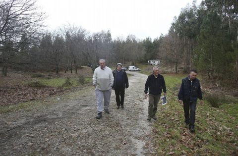 Comuneros de A Canicouva, el pasado enero, cuando mostraron los terrenos para la planta. 