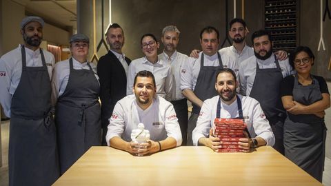 El equipo del restaurante Nova, en su local, en la calle Valle Inclán de Ourense