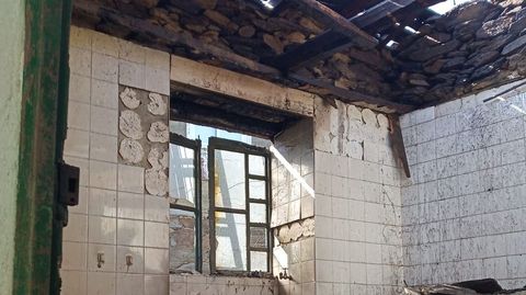 El fuego prendi en las partes de madera de la estructura de la casa, que lleva tiempo abandonada y en ruinas