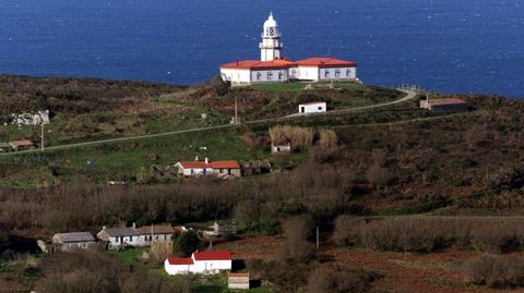 El faro de Ons, en la parte más elevada de la isla, donde se rodó la película «Ons», de Alfonso Zarauza. 