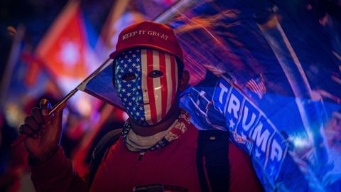 «Mantén (América) grandiosa», reza la gorra de este simpatizante de Donald Trump en Miami
