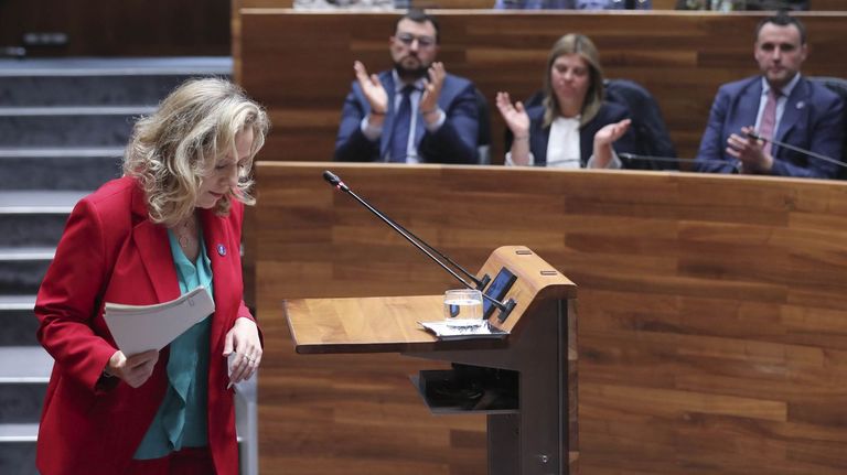 La consejera de Transición Ecológica, Industria y Comercio, Belarmina Díaz (i), tras anunciar este martes su "dimisión irrevocable" tras haber dado en el pleno de la Junta General del Principado explicaciones sobre el accidente minero