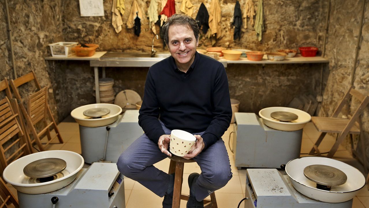 Si la atm�sfera pesa toneladas �por qu� no nos aplasta?.El escritor Domingo Villar, en el taller de ceramistas de la viguesa Escola de Artes e Oficios, clave en su nueva novela, �El �ltimo barco�