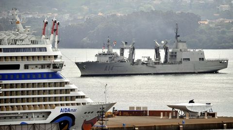 Vista del buque entrando en la ra de Ferrol 
