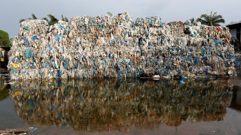 Una mole de desechos de plástico en una planta de tratamiento ilegal en Jenjarom, en Malasia