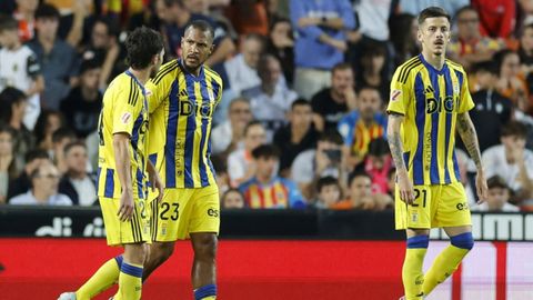 Luka Ilic, a la derecha, junto a Rondn y Lucas durante el Valencia-Real Oviedo