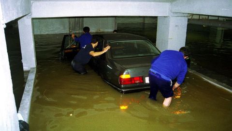 La crecida del ro Mio el 7 de diciembre del 2000 dej varios garajes inundados en Ourense