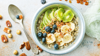 Un desayuno saludable debe incluir frutas y protena.