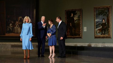 El presidente de EE.UU., Joe Biden, conversa con el primer ministro de Malta, Robert Abela. Cerca está Brigitte Macron
