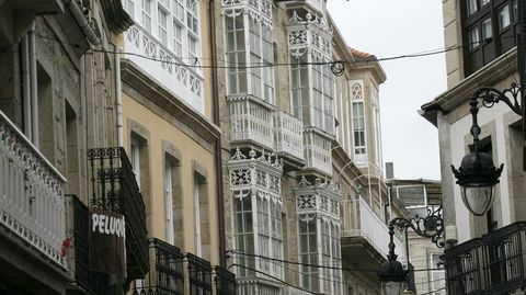 Hierro y cristal en las elegantes galeras de un edificio de piedra y tres plantas en el casco antiguo de Chantada