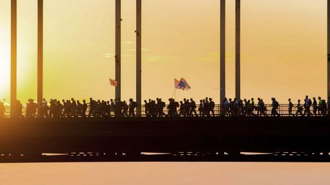 Varios participantes cruzan un puente sobre el ro Waal durante la primera jornada del 102 Marcha Anual de Nijmegen (Holanda)