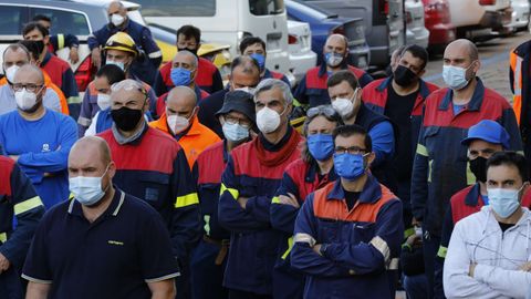 Los trabajadores de Alcoa escuchan al comit en la asamblea