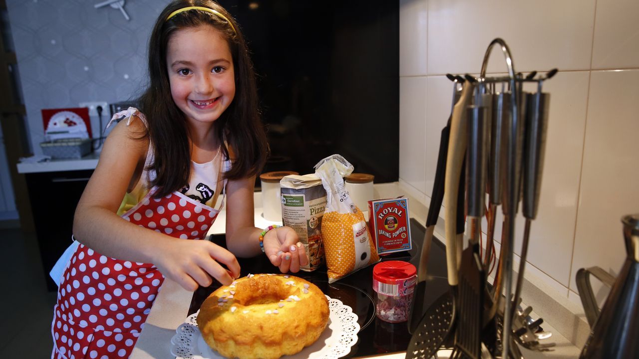 Playas en la provincia de A Coru&ntilde;a.Lara Oubi&ntilde;a, 8 a&ntilde;os, Vilagarc&iacute;a. Es su postre preferido. &laquo;Para m&iacute; es bastante f&aacute;cil porque lo hago mil veces&raquo;, cuenta Lara, al tiempo que detalla minuciosa cada paso de la receta. Una receta le ense&ntilde;&oacute; su abuela Manola, &laquo;mi cocinera favorita&raquo;. De hecho, confiesa, &laquo;estoy deseando que acabe el curso para irme a casa de mi abuela. All&iacute; es donde m&aacute;s cocino. Y este verano quiero hacer helados&raquo;.