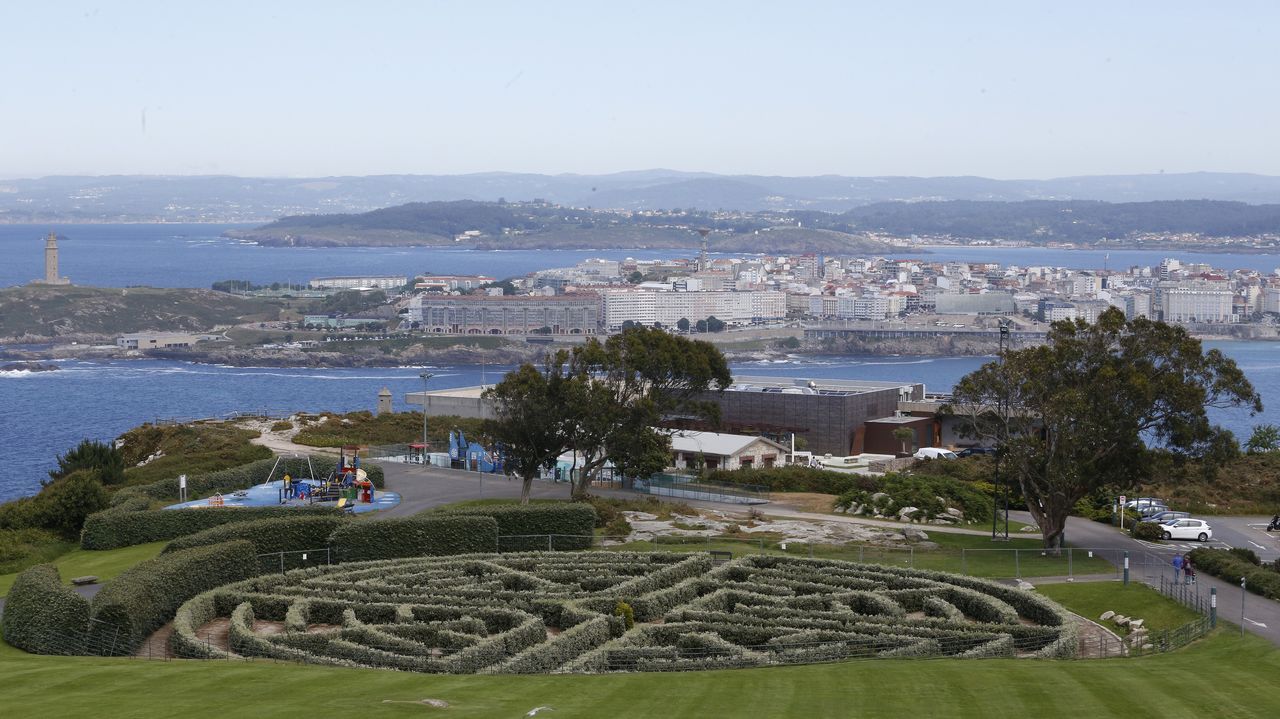 Estado del monte de San Pedro, en A Corua.La playa de Silgar, en Sanxenxo, abarrotada de turistas el pasado agosto.