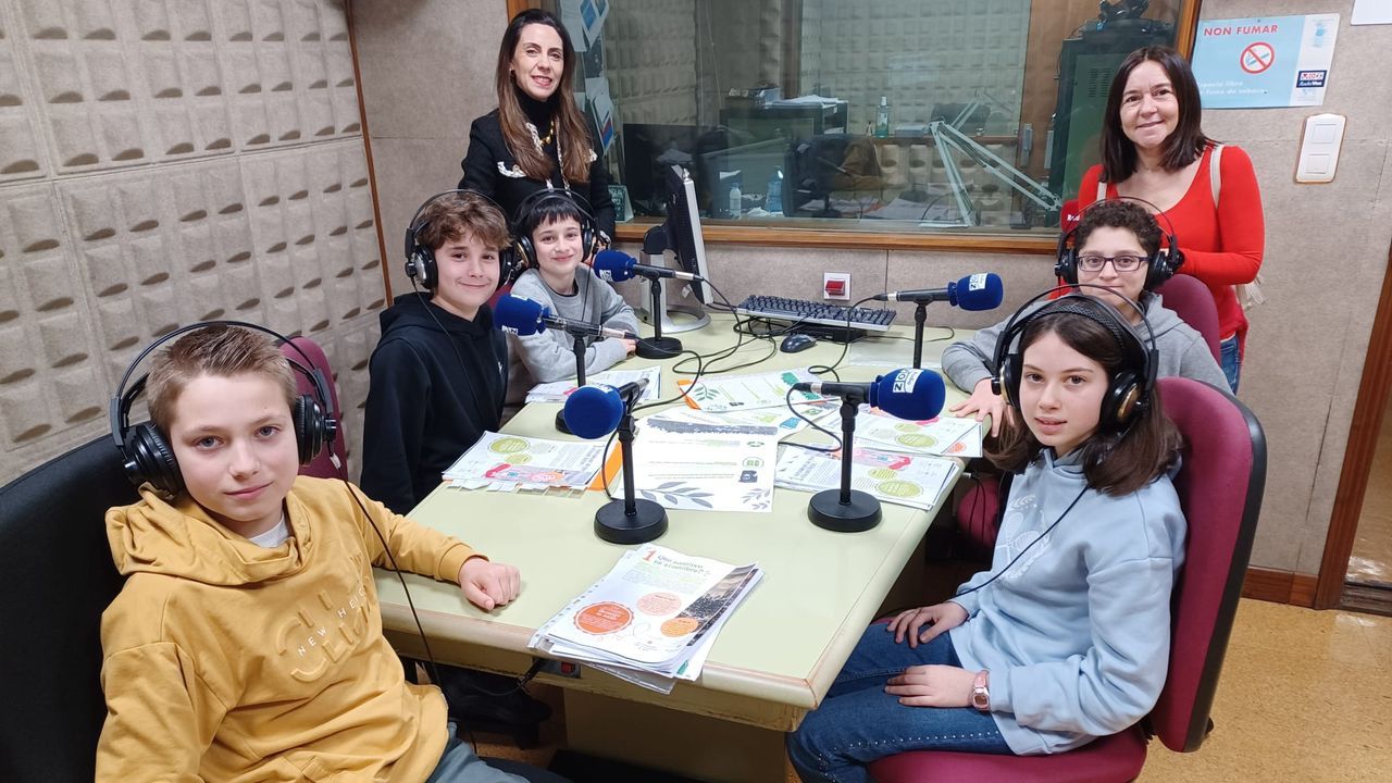 <span lang= gl >Estudantes do colexio lucense, en Radio Voz</span>