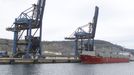 El barco carbonero atracó sobre las once de la mañana de este jueves en el puerto exterior de Ferrol
