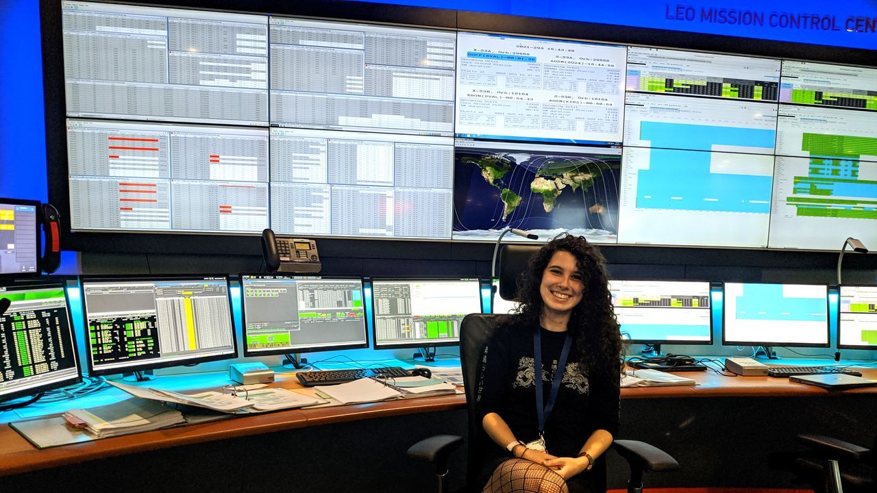 Ana Cambn na sala de control na que traballa