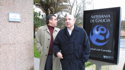 Luis Roldán, a la derecha, pasea junto a José Luis Rodríguez por Ourense, en 2002