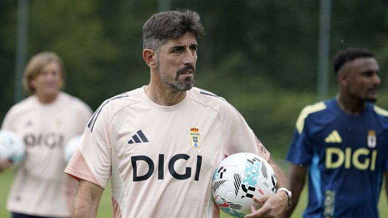 El entrenador del Oviedo, Veljko Paunovic, durante el primer entrenamiento del equipo Primera División tras 24 años