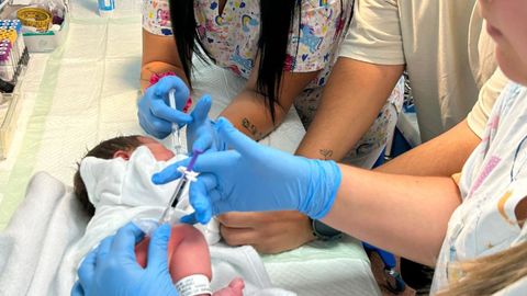 Liam, hijo de Leila y de Andrés, fue el primer bebé del Área Sanitaria de Ferrol en recibir la VRS