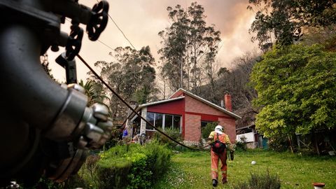 Bomberos de Asturias trabajan para extinguir las llamas en un incendio forestal