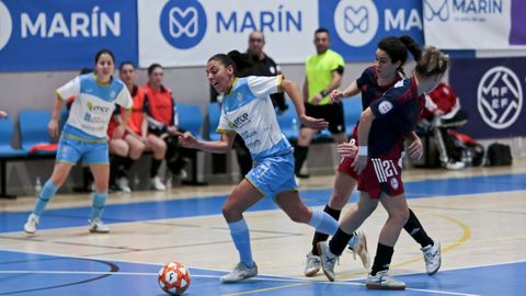 Ceci, del Marín Futsal, controla el balón este sábado en A Raña