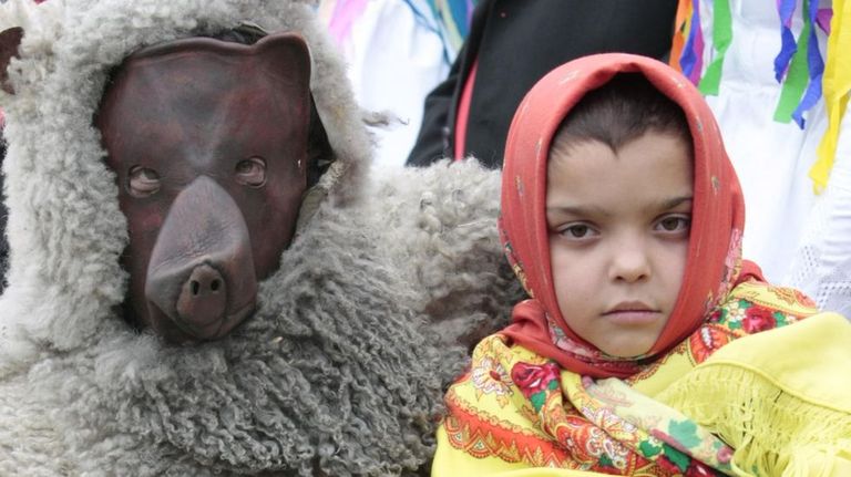 El Oso de Salcedo y un pequeño volante del Entroido Ribeirao, en un encuentro de ambos carnavales tradicionales