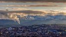 Vista de la ciudad de Oviedo desde el monte Naranco con la sierra del Aramo nevada, al fondo. 