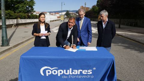 El portavoz del PP de Pontevedra, Rafa Domínguez, en el momento de firmar ante notario, el pasado mes de junio, que si es alcalde reabrirá la calle Reina Victoria al tráfico