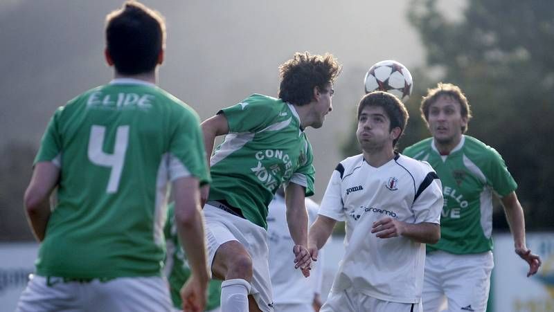 Un jugador del Escair�n, a la derecha, conduce el bal�n.