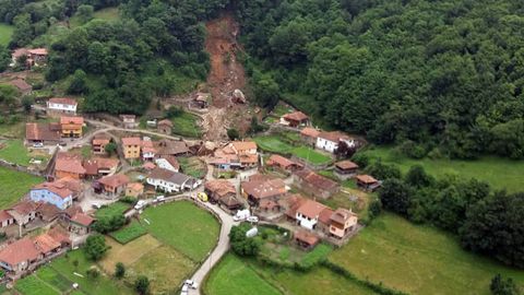 Una ladera se derrumba sobre el pueblo de La Cortina, en el concejo de Lena