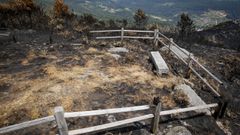 El mirador de A Figueira, en Boiro, ha quedado destrozado por el incendio.
