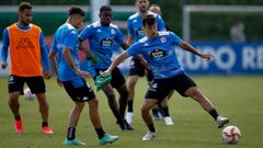 Diego Aguirre controla el baln durante un entrenamiento del Deportivo