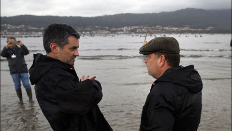 Alberto Chicote visita los bancos marisqueros de Testal en Noia
