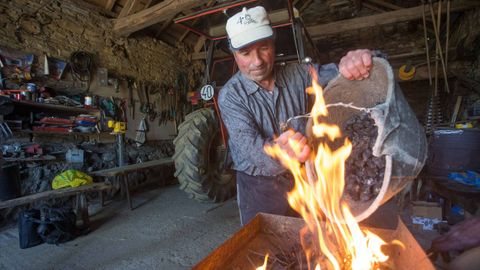 Bernardino Quiroga es uno de los ltimos herreros y carboneros de Galicia