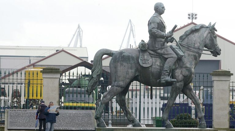 En suelo militar, ubicada en el patio del centro cultural Herrerías, quedó instalada la estatua entre el 2002 y el 2010.