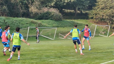 Estanis Pedrola controla el bal�n durante el entrenamiento del Real Oviedo