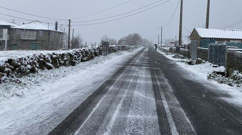 Nieve en la carretera de A Pobra de Trives a Chandrexa de Queixa