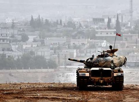 Un tanque turco permanece vigilante frente a Kobani. 