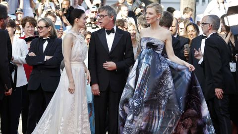 Blanchett pasó con la seguridad que da la experiencia y el éxito conquistado por la película «Carol», que coprotagoniza junto a una Rooney Mara, quien se mostró en la alfombra roja tan tímida como horas antes en la rueda de prensa.