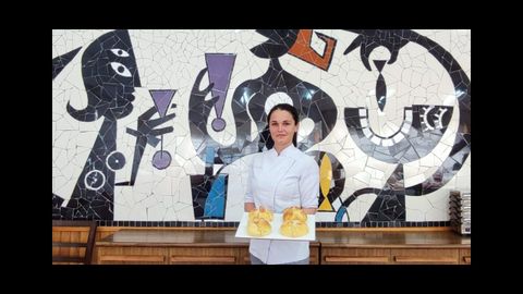 Ana Pena, alumna del ciclo superior de dual Direccin de Servizos e Cocia, con una bandeja de  pan de morto  elaborado en Hostalera, en el IES de Foz