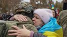 Una mujer ucraniana abraza a un soldado tras la liberación de Jersón.