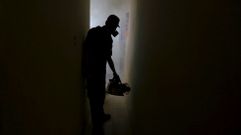 Un militar cubano fumiga el interior de una vivienda de la capital en la que se registr un caso de zika