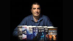 Alberto Menesesarrasa en Amazon con sus novelas autopublicadas