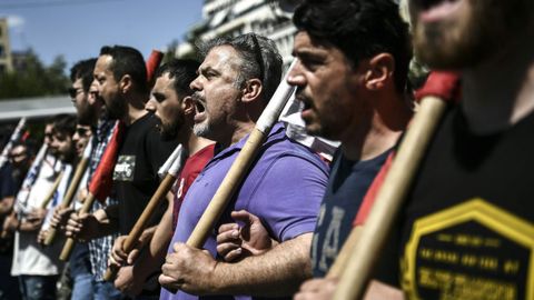 Varios manifestantes protestan en Atenas durante una huelga general de 24 horas contra las ltimas reformas del gobierno