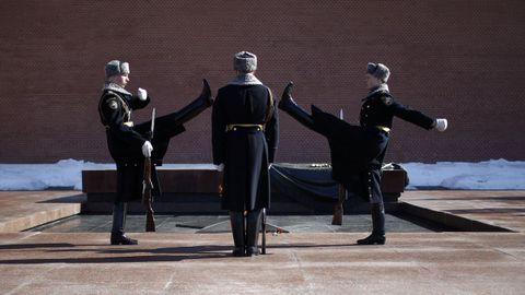 Ceremonia de cambio de guardia en la Tumba del Soldado Desconocido junto al muro del Kremlin, en el centro de Mosc