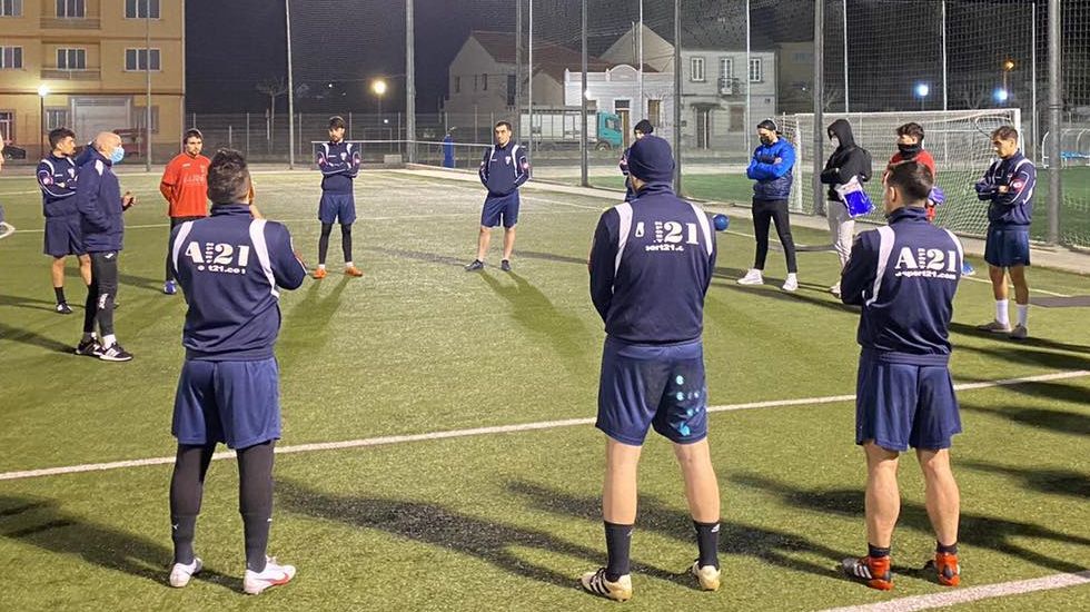 Patricia L�pez, con la fotograf�a de su padre y su pasaporte espa�ol y argentino