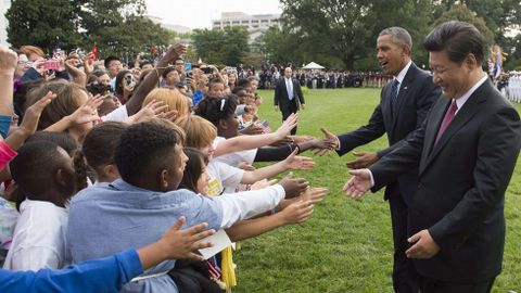Obama y Xi saludan a unos nios en la Casa Blanca.